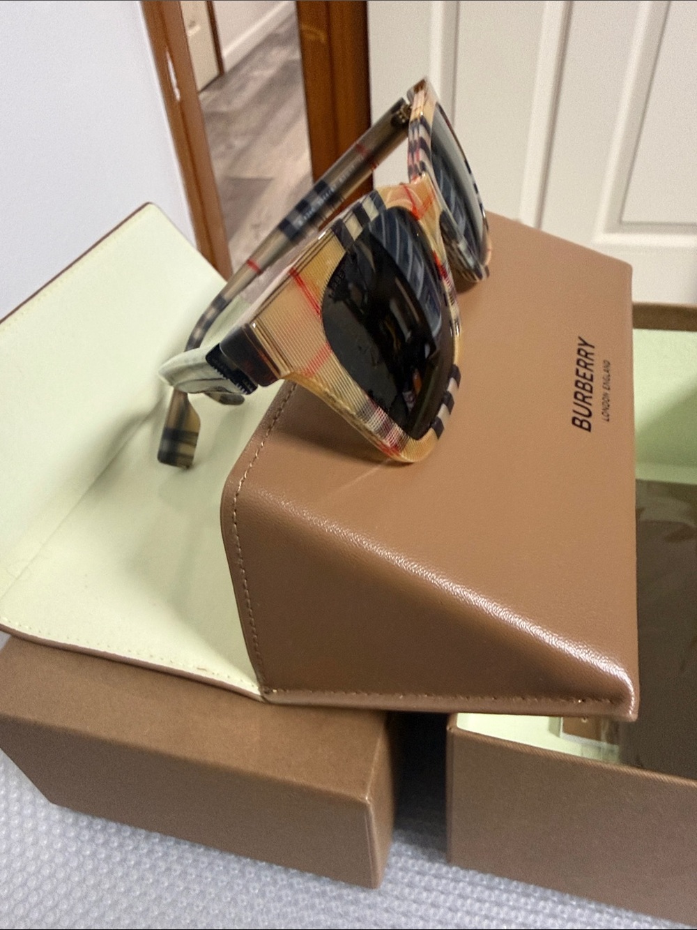 Burberry Tan/Brown Branded Gift Box new without tags. Full set - Picture 2 of 7
